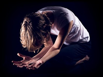 woman-bowing-down-prayer